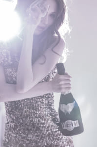 ウェブサイト（WEB）用、フード＆ドリンクファッション モデル レディース撮影の写真です。クライアントはANGEL CHAMPAGNEです。（1o-162）