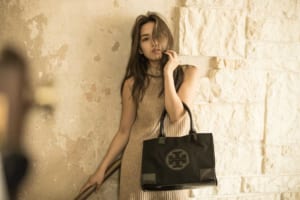 バナー（広告）用、バッグ＆小物ファッション モデル レディース撮影の写真です。（1k-184）