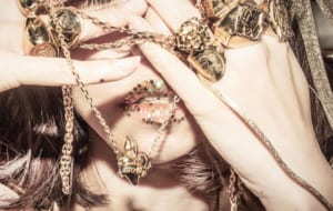 ウェブサイト（WEB）用、ジュエリー＆アクセサリーファッション モデル レディース撮影の写真です。（1o-165）